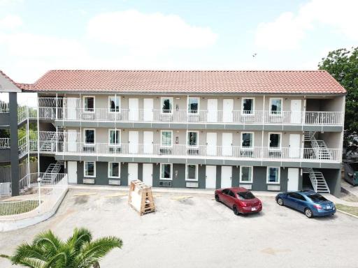 Village Motor Inn - Housity