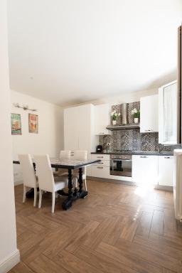Gold Apartment - Housity