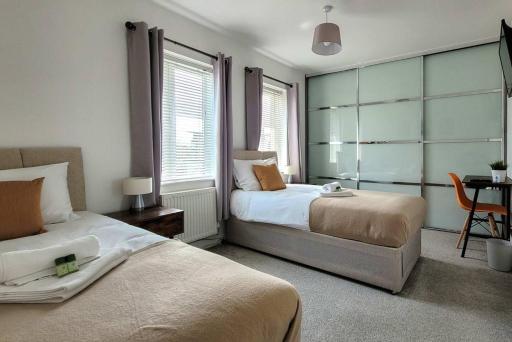 4 Bedroom House By Your Lettings Short Lets & Serviced Accommodation Peterborough With Free WiFi,Netflix and more - Housity