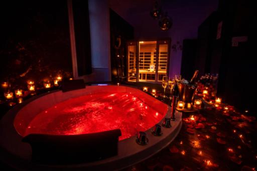 SUITE KASSIOPEE, romantisme, balnéo, sauna - Housity