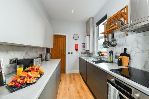 Long Eaton Modern 4bed House - Housity