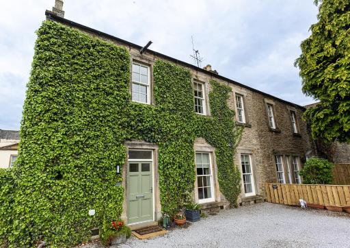 SWALEDALE, OLD SCHOOL ROOMS - Luxury Apartment in Richmond, North Yorkshire - Housity