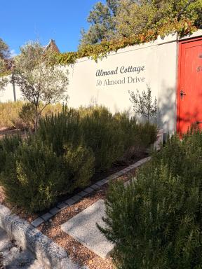 Almond Cottage Bed & Breakfast - Housity