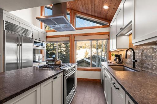 KBM Resorts - Easy walk to Main Street Close to Deer Valley hot tub wood fireplace - Housity