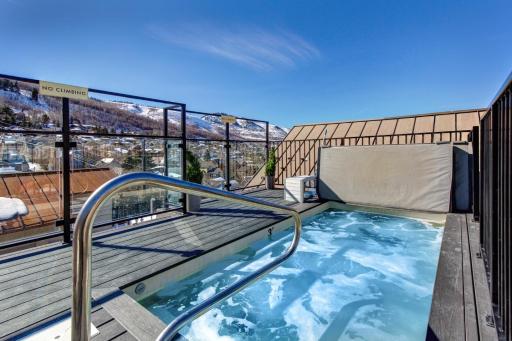KBM Resorts: Walk to Ski Lift Easy Elevator Access Main Street Com Hot Tub Restaurants Views - Housity