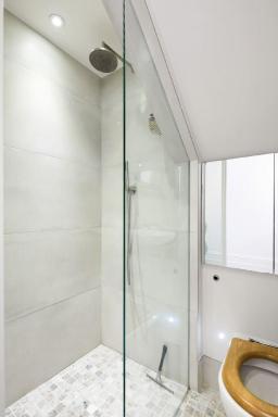 Retreat to a Stylish 1 Bedroom Flat in Chelsea - Housity