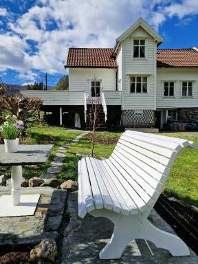 Timber House From 1850 By Haukelandsvannet - Housity