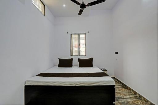 OYO Hotel Adhiraj - Housity