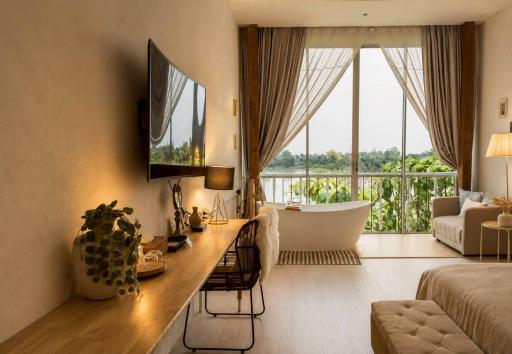 White Wall Riverfront Hotel - Housity