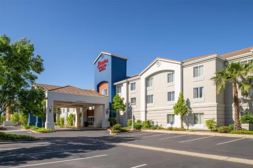 Hampton Inn & Suites Redding - Housity