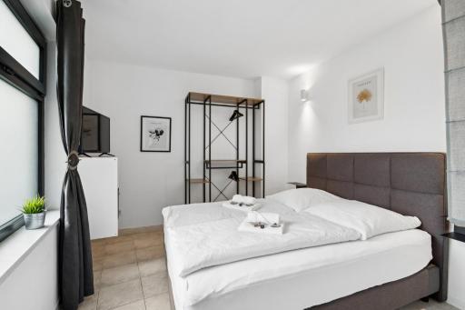 ANDRISS - Travel & Work - 5 BR - Kitchen - Parking - Hizvo