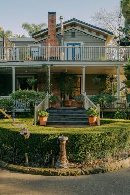 Simpson House Inn - Housity