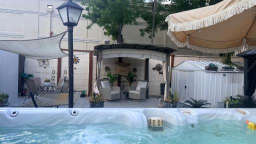 Tiny place w private hot jacuzzi 7 min to Miami international airport - Housity
