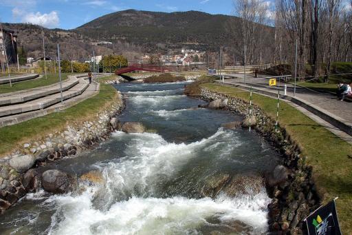 Entre els pirineus - Housity