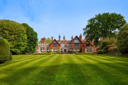 Macdonald Elmers Court Resort - Housity