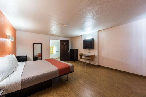 Motel 6-Uvalde, TX - Housity
