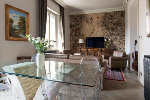 Plaza View Luxury Apartment, Alba - Housity