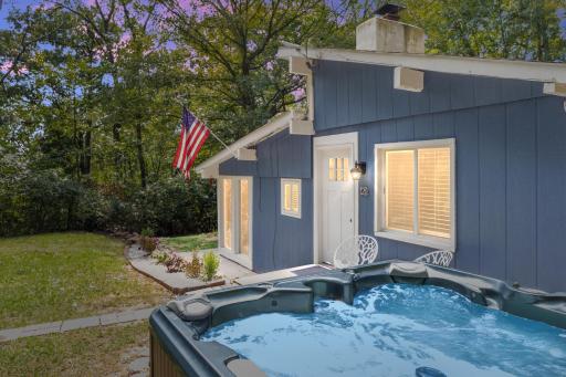 River Escape 3BR Cabin - Hot Tub, Starlink Wifi, Tubing - Housity