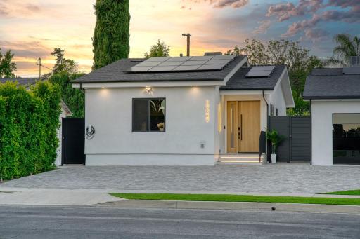 Modern 2 BR, 2BA, EV Charger, 2 King Beds, Fire Pit, BBQ, Near Universal - Housity