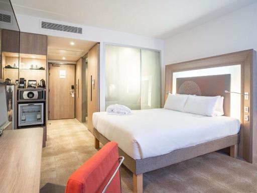 Novotel London Brentford - Housity