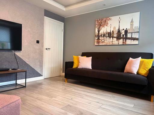 Wonderful Townhouse with BBQ Backyard - Housity