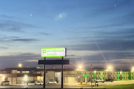 Wyndham Garden Salina Conference Center - Housity