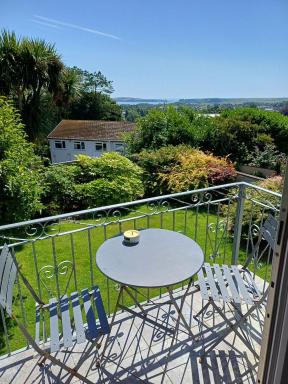 Sea Gem- Beautiful family home with stunning sea views & garden - Housity