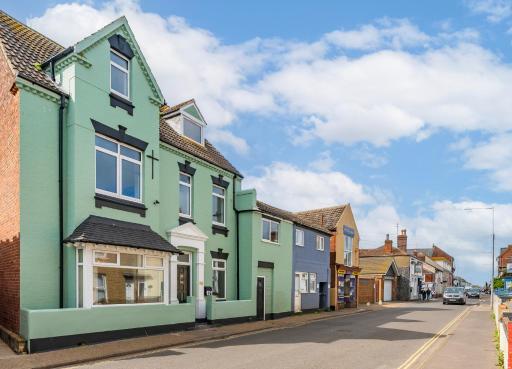 Logan Lodge, Great Yarmouth - for your large group! - Housity