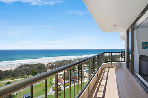 Beachfront Voyager Resort - Housity