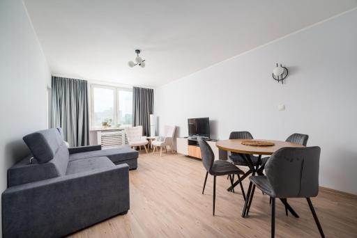 Metro Trocka Charming Apartment by BookingHost - Housity