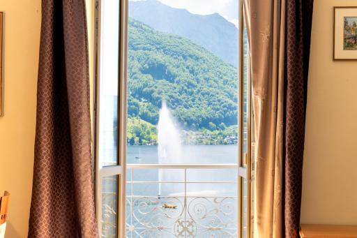 Fantastic Lake and Mountain View, First Row Lakeside - Housity