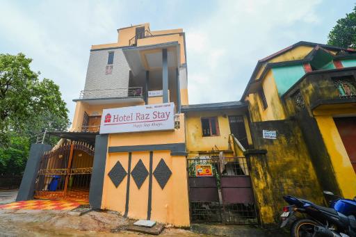 OYO Flagship 81152 Hotel Raz Stays - Housity