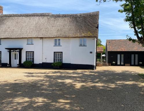 The Pelican Room-converted Cart Lodge near airport - Housity