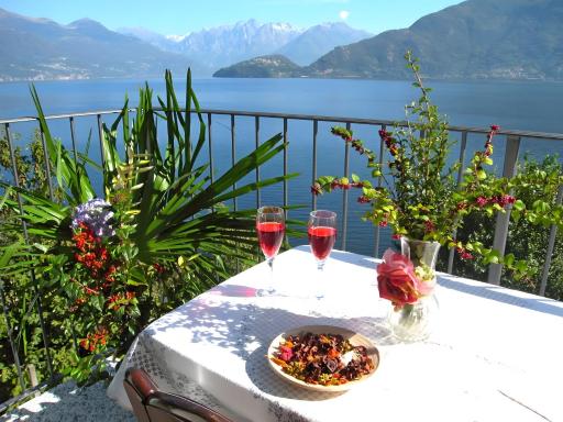 Riva di Pianello Balkon-Ferienwohnung am See (EG) - Housity