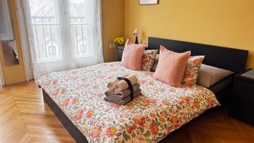 Extralarge Queen Room in the Heart of Bratislava with Terrace - Housity