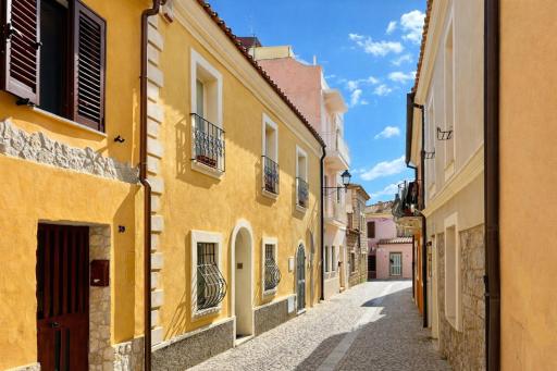 Spacious Renovated 2BR Townhouse Cavour 41, Historic Centre Olbia - Housity