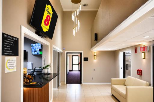Super 8 by Wyndham Champaign - Housity