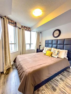 Luxurious Condo by Celebration Square & Square One - Housity