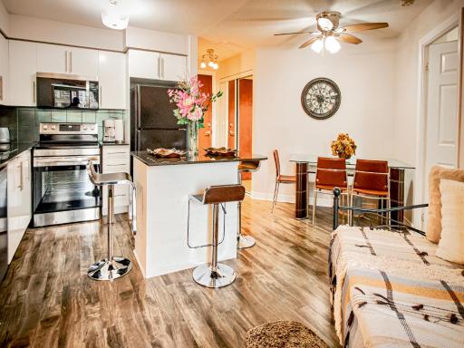 Luxurious Condo by Celebration Square & Square One - Housity