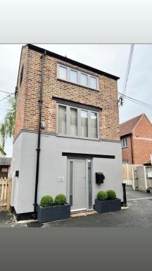 Unique 1850s Tower Central Maldon Location - Housity
