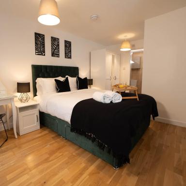 Modern & Central - KING Bed, Super FAST Wi-Fi - Housity
