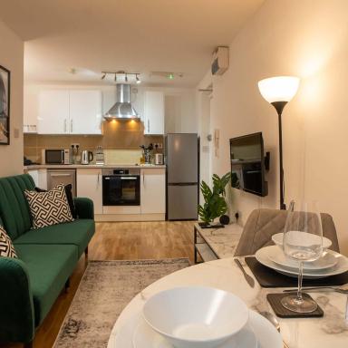 Modern & Central - KING Bed, Super FAST Wi-Fi - Housity