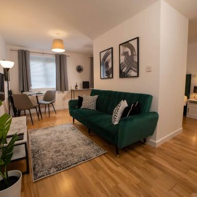 Modern & Central - KING Bed, Super FAST Wi-Fi - Housity