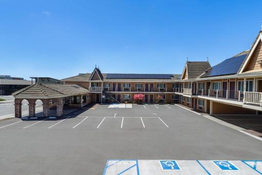 Ramada Bayside Inn & Suites Eureka - Housity