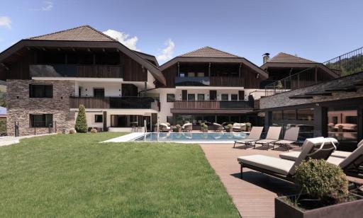 Aparthotel Familiaris - Family Apartments - Pools & Spa in Dolomites - Housity