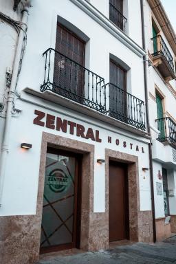Hostal ZENTRAL - Housity