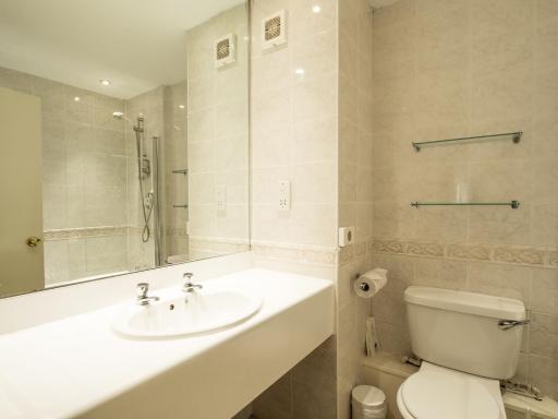 The Devil's Punchbowl Hotel - Housity