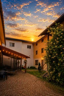 Guest House Mandrivnyi Rooms&amp;Apartments - Housity