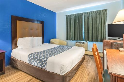 Econo Lodge Inn & Suites Windsor Locks Bradley Airport - Housity