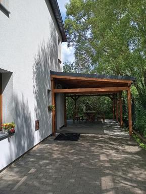 Pokoje przy rzece - Housity